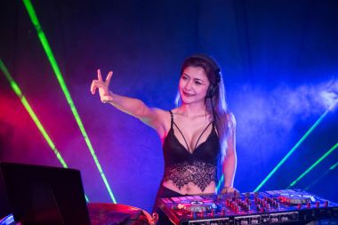 Gençlerin gece parti eğlence kutluyoruz.