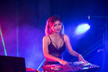 Gençlerin gece parti eğlence kutluyoruz.