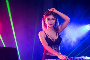 Gençlerin gece parti eğlence kutluyoruz.