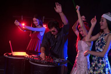 Gençlerin gece parti eğlence kutluyoruz.