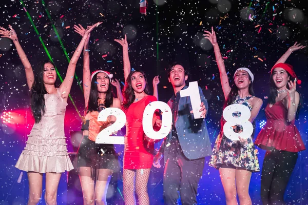 Los adolescentes están celebrando en la fiesta nocturna . — Foto de Stock