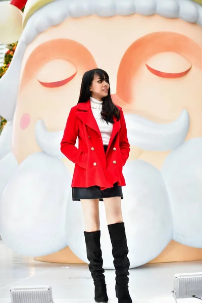 Kerstmis en Nieuwjaar Concept, mooie meisjes zijn graag cel — Stockfoto