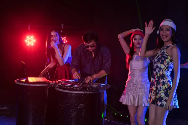 Los jóvenes están celebrando la fiesta nocturna . — Foto de Stock