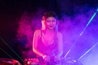 Gençlerin gece parti eğlence kutluyoruz.