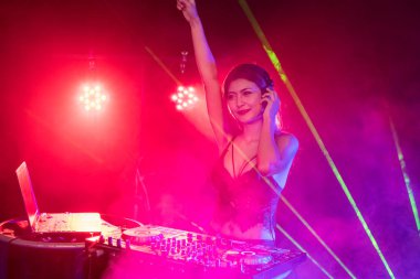 Gençlerin gece parti eğlence kutluyoruz.