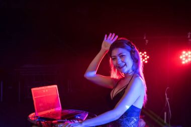 Gençlerin gece parti eğlence kutluyoruz.