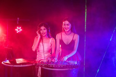 Gençlerin gece parti eğlence kutluyoruz.