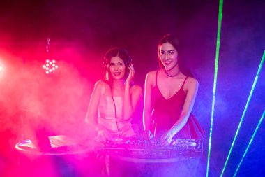 Gençlerin gece parti eğlence kutluyoruz.