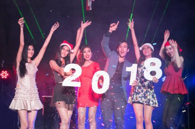 Gençlerin gece parti eğlence kutluyoruz.