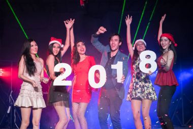 Gençlerin gece parti eğlence kutluyoruz.