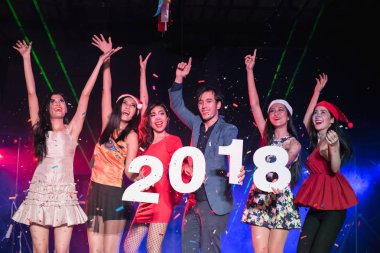 Gençlerin gece parti eğlence kutluyoruz.