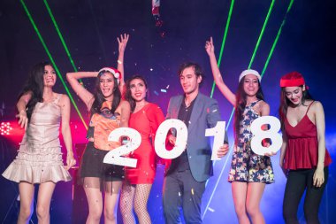 Gençlerin gece parti eğlence kutluyoruz.