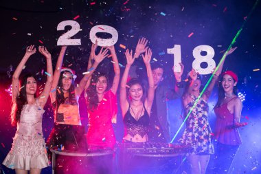 Gençlerin gece parti eğlence kutluyoruz.