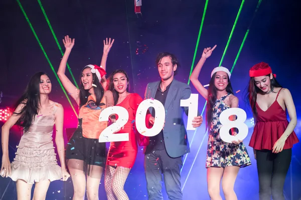 Los jóvenes están celebrando la fiesta nocturna . — Foto de Stock