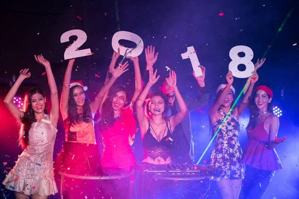 Mladí lidé oslavují noční party zábavy. — Stock fotografie