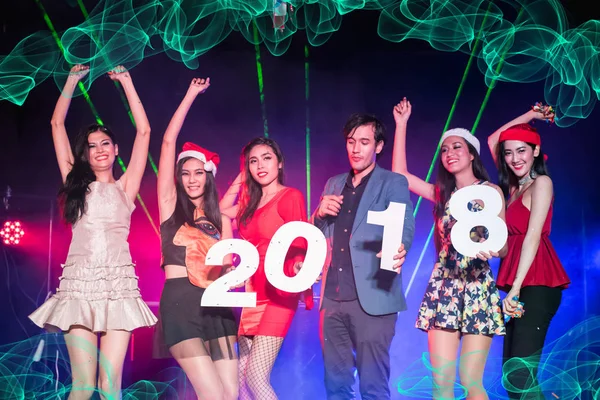 Adolescentes estão comemorando na festa da noite . — Fotografia de Stock