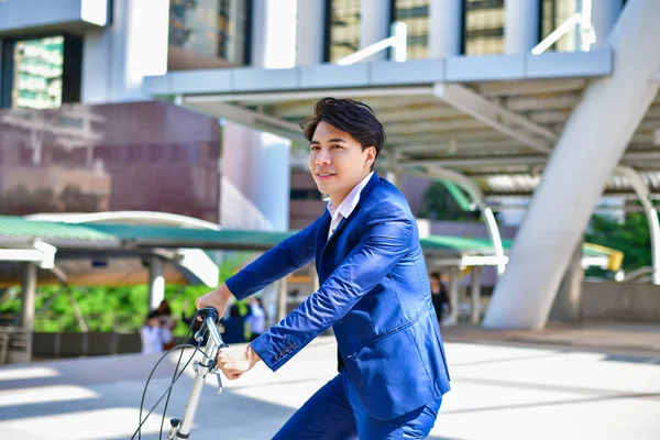 Spor oynarken kavramı iş adamları, işadamları Bisiklet ister