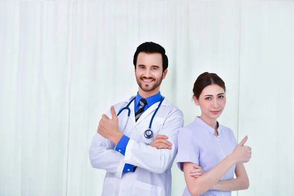 Conceptos médicos, médicos y enfermeras confían en su trabajo —  Fotos de Stock