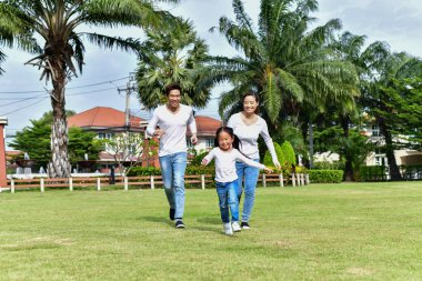 Anne ve kızı parkta yürüyüşe.