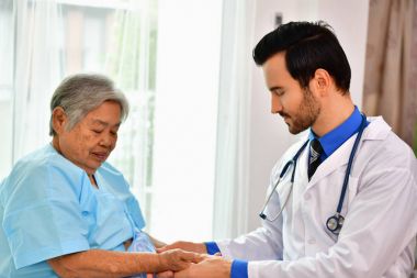 Bakım şifa kavramı, yaşlı bir kadın doktor iyileşiyor.