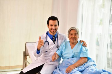 Bakım şifa kavramı, yaşlı bir kadın doktor iyileşiyor.