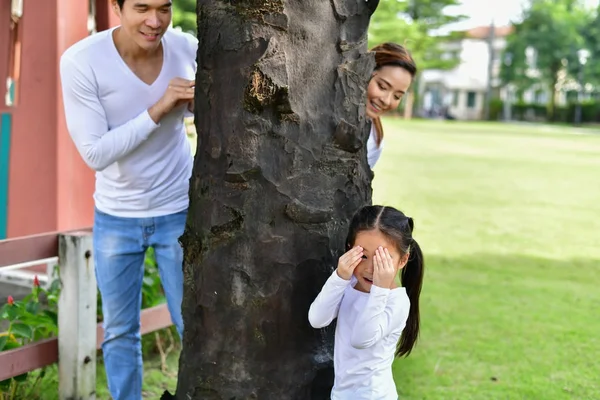 Feliz macho y hembra jugando con niños afuera — Foto de Stock