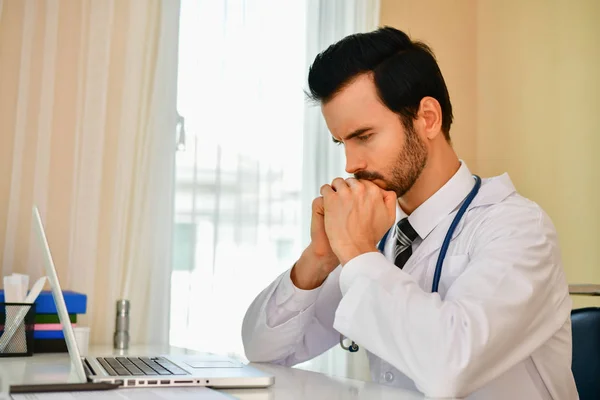 Doutor Conceito, os médicos estão a fazer caras sérias, o médico está — Fotografia de Stock