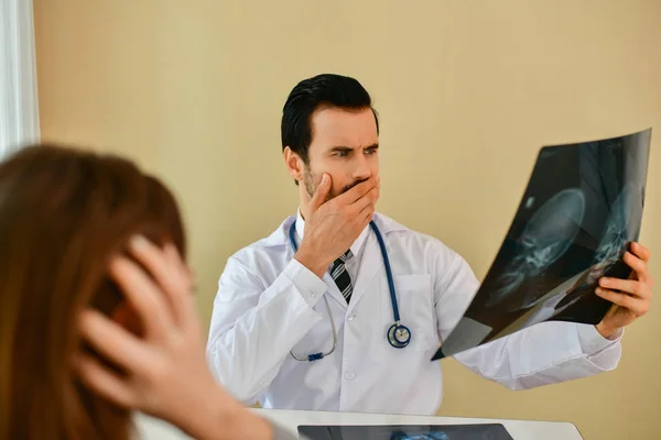 Έννοια ο γιατρός, οι ασθενείς είναι σοκαρισμένος ότι ο γιατρός μου είπε. — Φωτογραφία Αρχείου