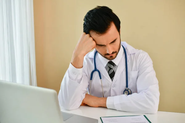 Doctor Concept, los doctores están haciendo caras serias, el doctor es — Foto de Stock