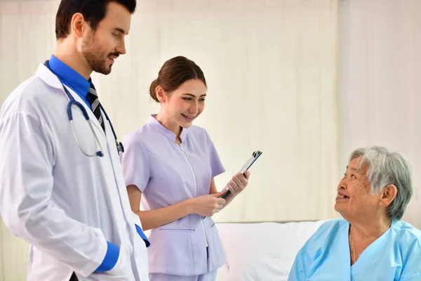 Conceito de cuidados de cura, O médico está curando mulher velha . — Fotografia de Stock