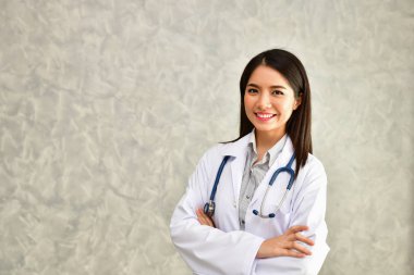 Ofiste poz doktor gülümseyen, o bir stethoscop giyiyor