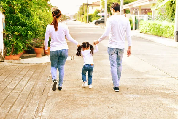 Kavram Family.Parents ve kızları parkta bir yürüyüşe gidin. F — Stok fotoğraf