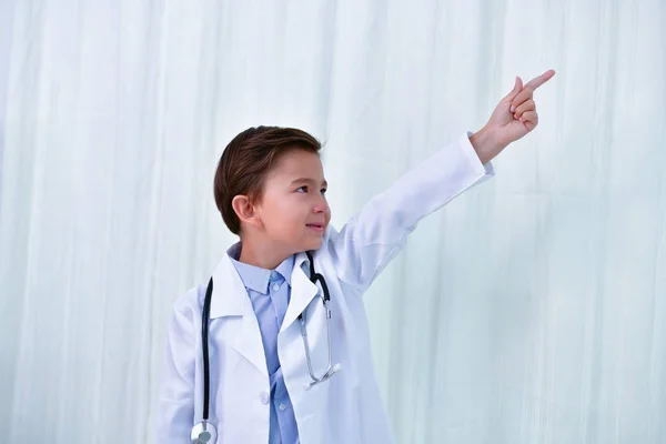 Joven médico Concepto, El joven médico está sonriendo en un bac blanco —  Fotos de Stock