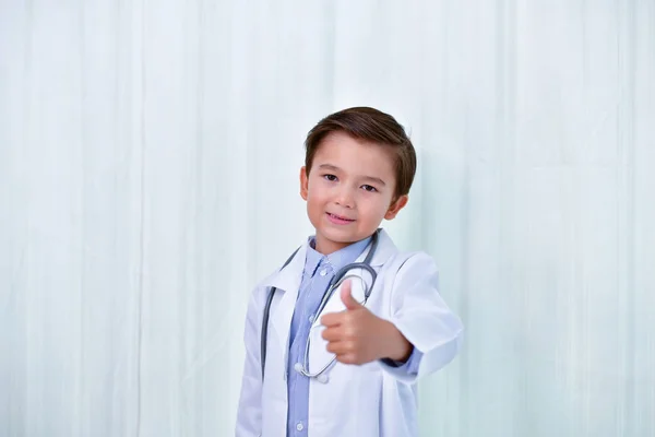 Joven médico Concepto, El joven médico está sonriendo en un bac blanco —  Fotos de Stock