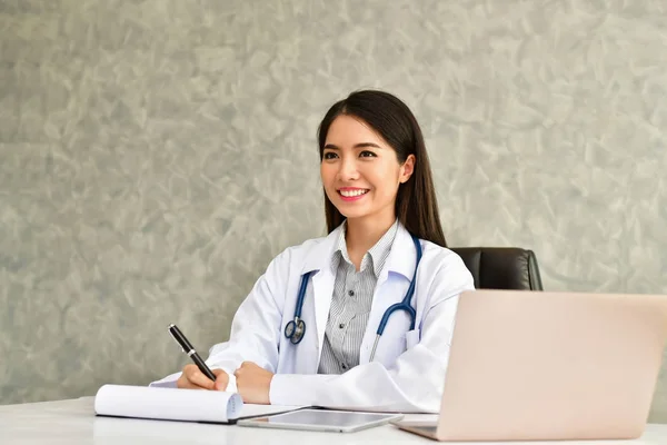 Médico sonriente posando en la oficina, lleva puesto un stethoscop — Foto de Stock