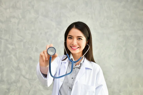 Médico sonriente posando en la oficina, lleva puesto un stethoscop — Foto de Stock