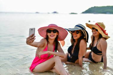 Mayo kavramı. Mobi oynayan bir mayo giyen güzel kız