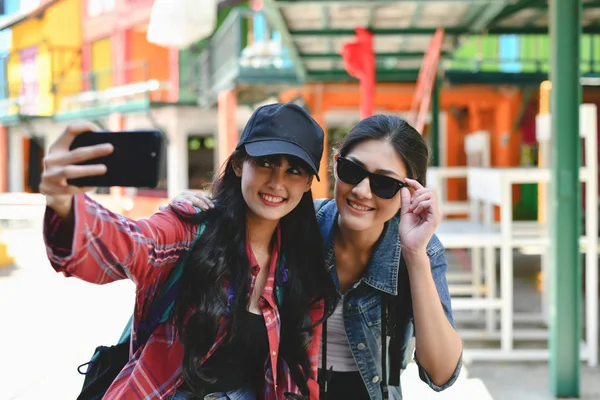 Viajes y relajantes Conceptos, Los turistas están tomando fotos en el — Foto de Stock