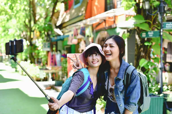 Los turistas están tomando fotos en la ciudad . — Foto de Stock