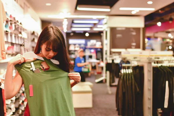 Koncept nákupu. Asijské dívky jsou nakupovat v obchoďáku. Krásné puzzle — Stock fotografie