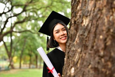 Mezuniyet kavramı. Mezun öğrencilerin mezuniyet günü. Asya 