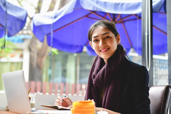 Concepto de negocio.Joven empresaria asiática está trabajando feliz.Yo — Foto de Stock