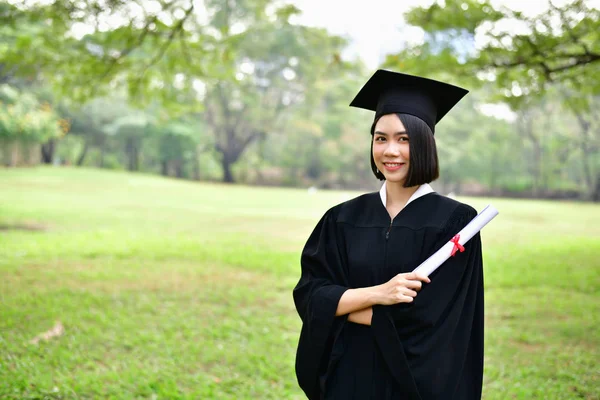 졸업 개념입니다. 졸업식 날에 졸업된 학생입니다. 아시아 — 스톡 사진