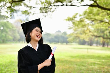 Mezuniyet kavramı. Mezun öğrencilerin mezuniyet günü. Asya 