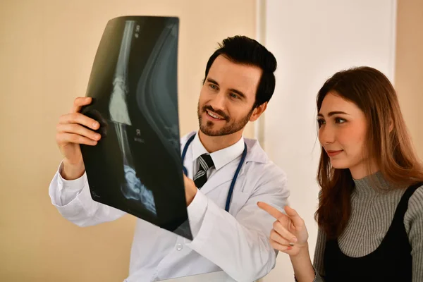 Conceitos de Saúde. Médico e paciente a ver o raio-X. O doct — Fotografia de Stock