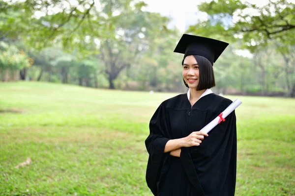 Concetto di laurea. Studenti laureati il giorno della laurea. Asiatico — Foto Stock