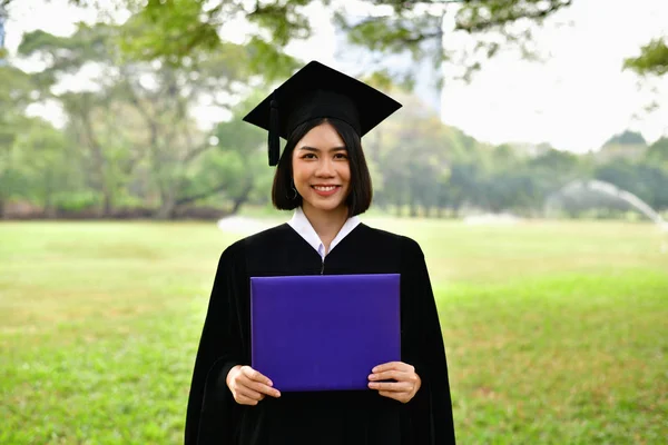 Concept de graduation. Étudiants diplômés le jour de l'obtention du diplôme. Asiatique — Photo