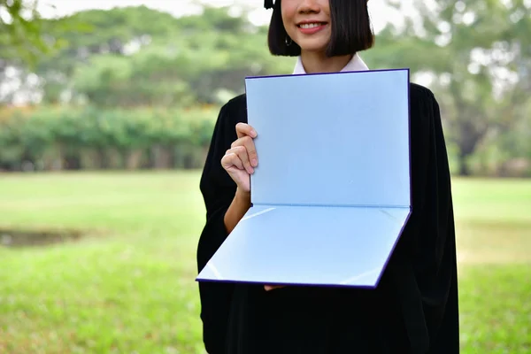 Concepto de graduación. Estudiantes graduados el día de la graduación. Asiática — Foto de Stock