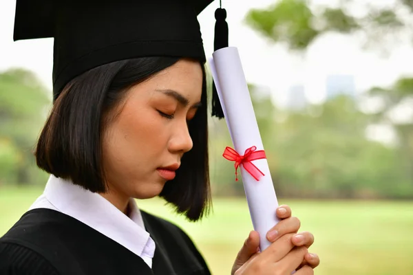 Afstuderen Concept. Afgestudeerde studenten op de graduatiedag. Aziatische — Stockfoto