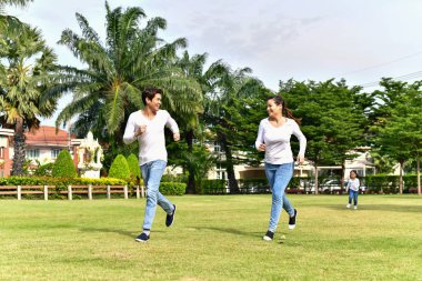 Anne ve kızı parkta yürüyüşe.